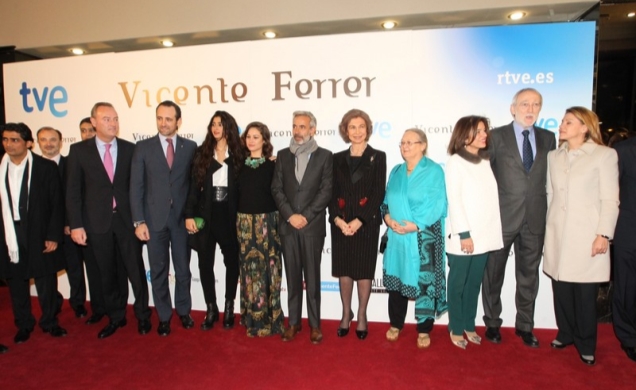 Doña Sofía junto a los actores y autoridades presentes en la Premiere de la película "Vicente Ferrer"